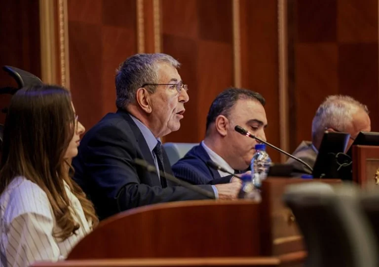 “Po keqpërdoret”, “kryesuesi veproi në mënyrë arbitrare” – A po e përdor Kurti, Avni Deharin për qëllime partiake?