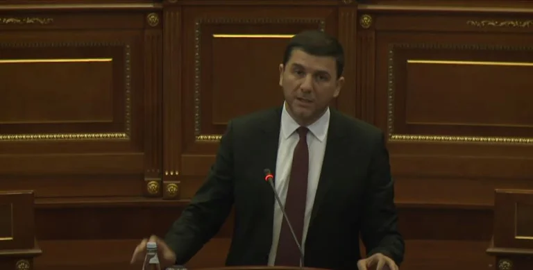 Krasniqi: Nuk keni të drejtë me ndryshu formën e votimit, po e thelloni krizën