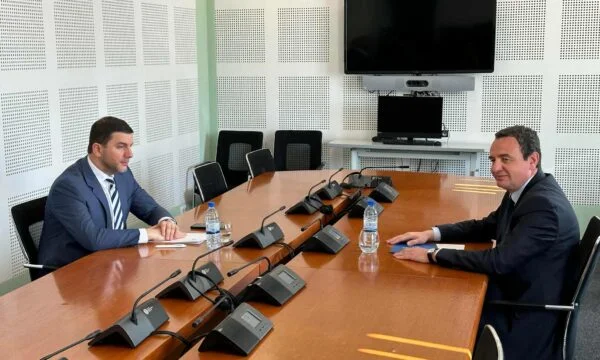 Nis takimi i Kurtit me Krasniqin, a do të heq dorë LVV-ja nga Haxhiu si kandidate për kryetare të Kuvendit