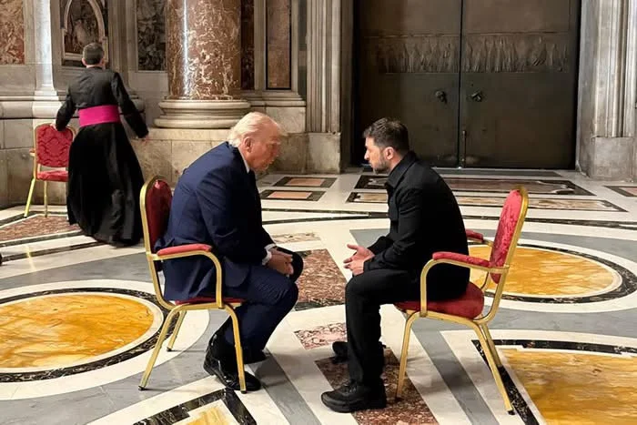 Dalin pamjet: Trump dhe Zelensky bisedojnë në Vatikan, takimi i parë pas përplasjes në Zyrën Ovale