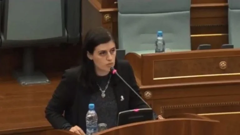 “Dojnë me mendu me gjynah”: Saranda Bogujevci reagon pasi AAK-ja tha se do ta votonte për kryetare të Kuvendit