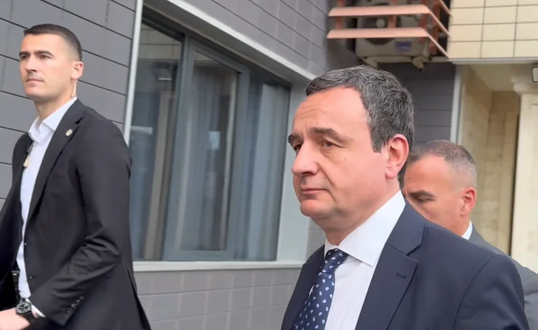 Kurti largohet me vrap nga gazetarët kur pyetet a do të bëjnë kompromis për zgjedhjen e kryeparlamentarit