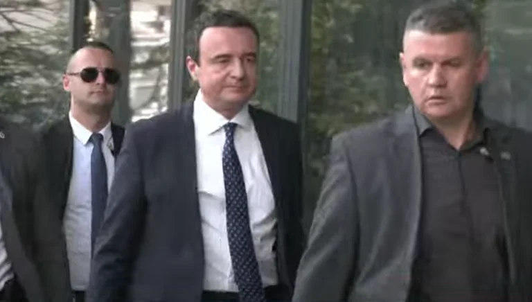 Kurti zakonin se harron: Nuk iu ndalet gazetarëve para Kuvendit – ecën me truproje drejt sallës