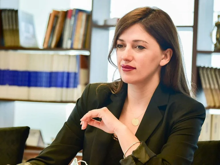 Albulena Haxhiu ‘harron’ që ligjin e solli në 2022’ën, publikon një video të Thaçit në 2014’ën
