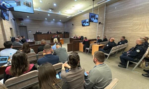 Rasti “Banjska”/ Hetuesi detyrohet të largohet nga seanca