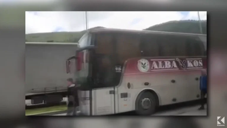 Raportohet se autobusë të kompanive kosovare po i çojnë serbët në tubimin pro-Vuçiq në Beograd