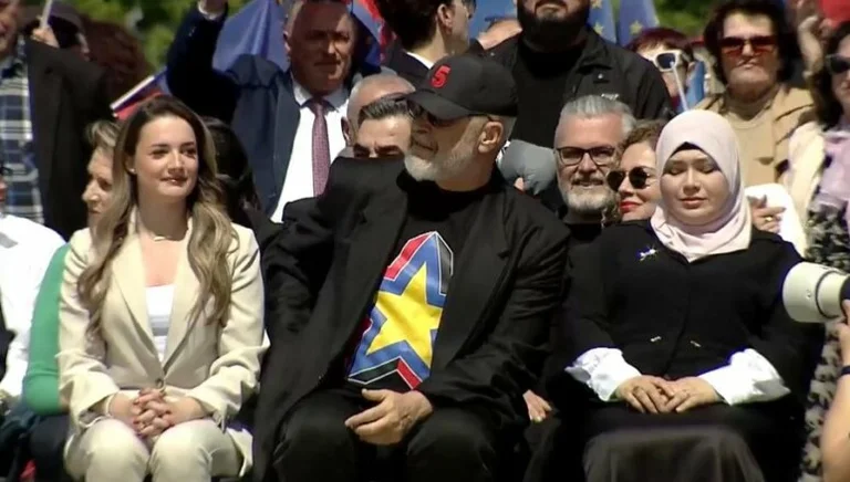 PS hap fushatën te Sheshi Skënderbej, Rama shfaqet me kapele dhe syze