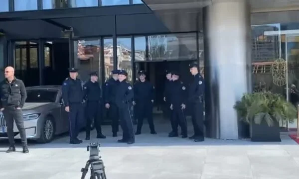 Pak para nisjes së protestës, pjesëtarë të Policisë së Kosovës vendosen para hyrjes së ZRRE-së