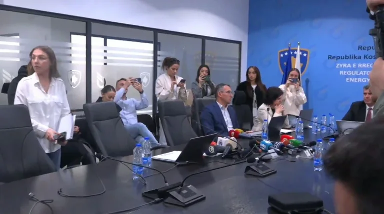 “Në komunikatë keni me marrë përgjigjen, jo këtu” – ZRRE i fton gazetarët dhe nuk u tregon se sa për qind u rrit rryma