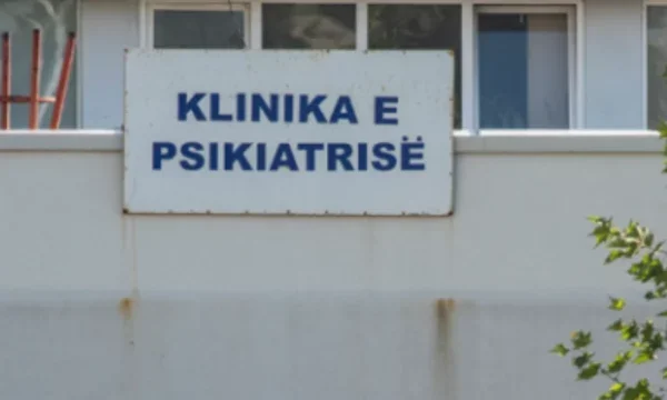 Policia e çon në psikiatri një përdorues të drogës me probleme psikike në Prishtinë që po i bënte probleme familjes