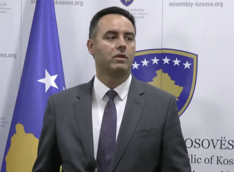 VV’ja dorëzohet – Konjufca për ftesën ndaj LDK-së: Politika s’është urrejtje as dashuri, i zgjasim duart