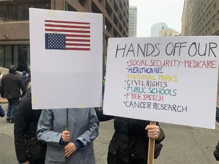 Mijëra njerëz i bashkohen protestës kundër Trump në Boston