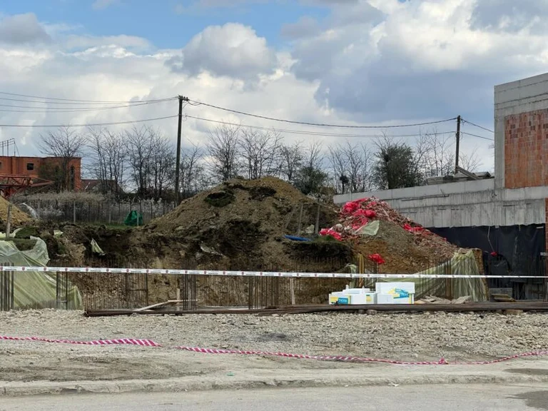 Rrëshqitje të dheut në Veternik, Policia bllokon zonën – Raportohet për të lënduar
