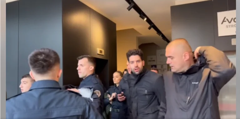 Reagon grupi i aktivistëve: 12 arrestuar, asnjë zyrtar i ZRRE-së s’do të mundë të punojë pa zotimin se s’ka aprovim për shtrenjtim të rrymës