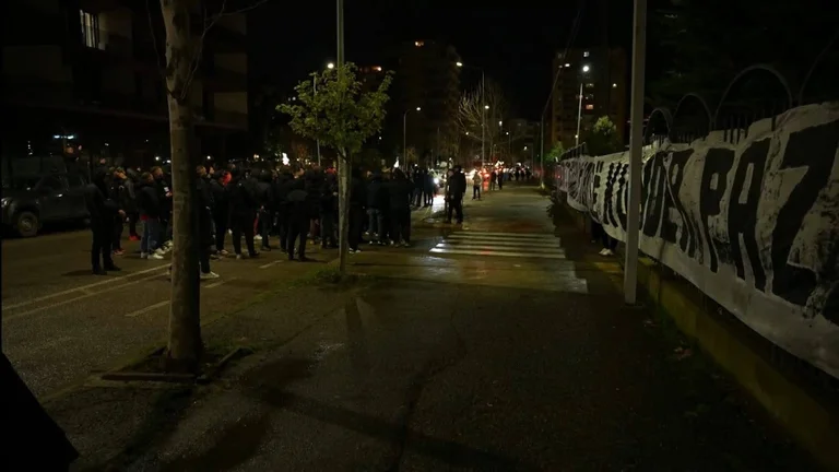 “Djemtë e zgjedhur të Arbërisë, kundër pazareve në emër të Shqipërisë”- Tifozat Kuq e Zi vazhdojnë protestat ndaj FSHF’së dhe Armando Dukës