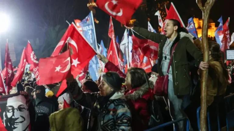 Dita e 6-të e protestave në Turqi kundër arrestimit të Imamoglu/ Protestuesit këndojnë dhe valëvisin flamujt turq