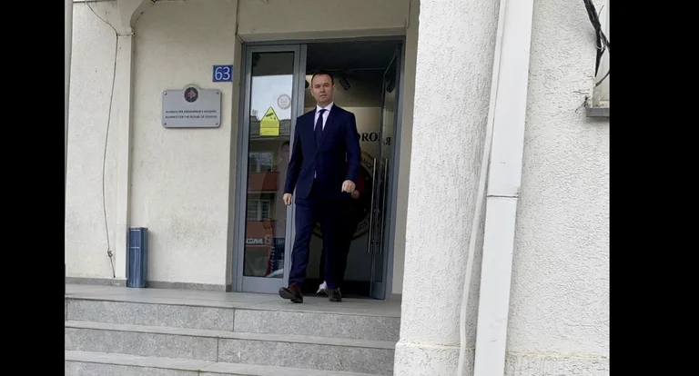 Peci zbarkon në zyrat e AAK-së thotë se 600 metra katror iu kthyen ministrisë që drejton