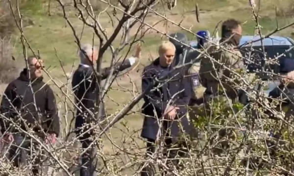 Thaçi përfundon vizitën në varreza, qytetarët thërrasin “Ngushëllime President, mbahu i forte” (Video)