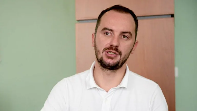 Limaj pa vija të kuqe, i reagon Molliqaj: Nga çelik në bakër