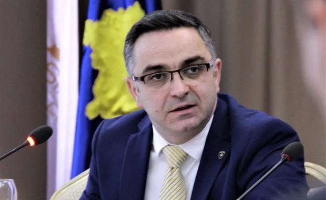 Tahiri: Krejt dhe drejt, yrysh me ‘kap’ KEK’un