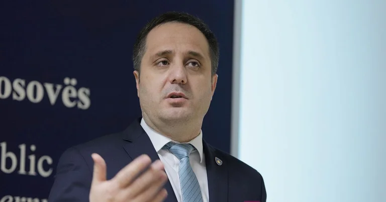 Selmanaj kundër shamisë në shkolla: Kosova, shtet laik