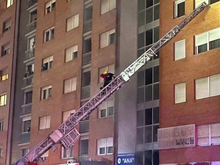 Momenti kur zjarrfikësit shpëtojnë fëmijët nga ndërtesa e përfshirë nga zjarri në Prishtinë