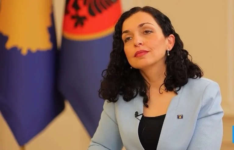 Sigurimi i Aeroportit të Shkupit tentojnë ta shtyjnë fizikisht Presidenten Osmani dhe të ia marrin telefonin personal – Flasin nga Presidenca