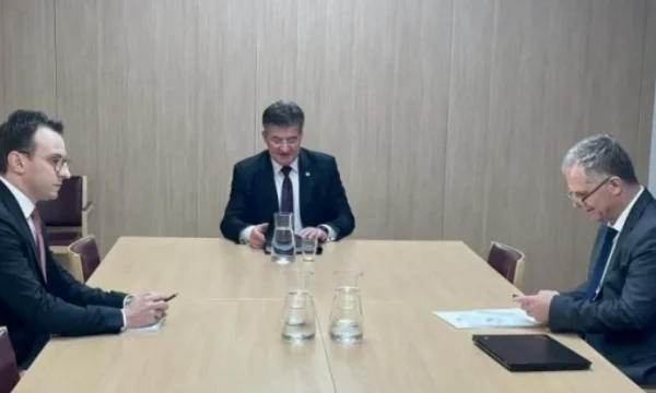 Nën tensionet e reja për maltretimin e kosovarëve në kufi, sot mbahet takimi Bislimi-Petkoviq në Bruksel