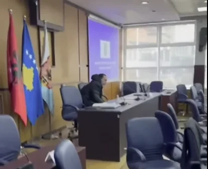 Gëzim Sveçla tenton të arsyetohet për veprimet vandale: Edhe pse mikrofoni u rregullua….