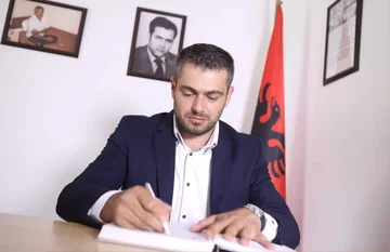 Andin Hoti i reagon ministres serbe: Edhe babai yt ideologjik Millosheviqi donte pastrim etnik në Kosovë por përfundoi si kriminel lufte dhe sot han dhe