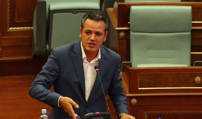 “S`di pse jam këtu”, “ Të tregoj unë” – Arben Gashi e ‘palavitë’ Liburn Aliun: E thirrni një dost edhe i jepni tender