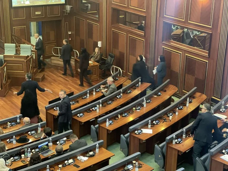 LAJMI I FUNDIT – Deputetët e LDK`së dhe AAK`së lëshojnë seancën