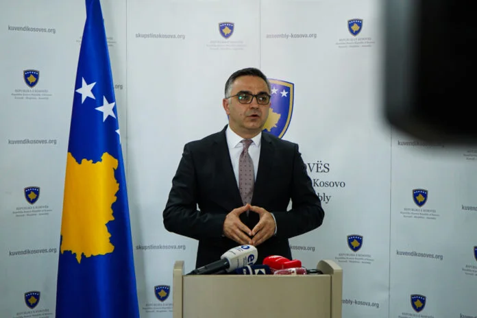 Tahiri, AAK: Kurti është dorëzuar, po kërkon metodën për shkuarje në zgjedhje
