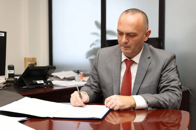 “U emëruar jashtëligjshëm” – Ejup Maqedonci me urgjencë i kërkon Kurtit shkarkimin e Sekretarit Gafurr Dugolli (DOKUMENT)