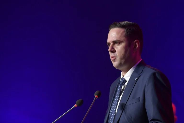 Kryetari i LDK’së ia numëron tenderët një burimor pushtetit: Mbrapa populizmit dhe arrogancës së tyre fshihet tenderomania