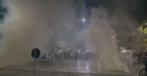 Policia shpërndan protestuesit me gaz lotsjellës, nuk i lejon t’i afrohen ndërtesës së parlamentit
