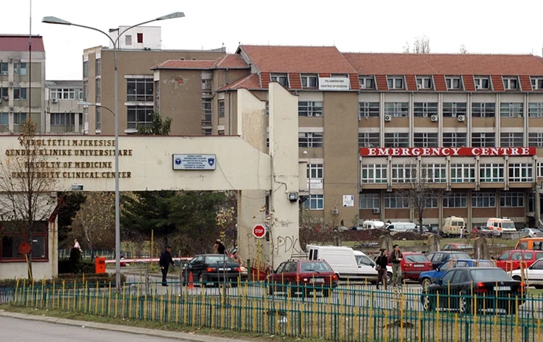 Gruaja që u plagos nga burri po trajtohet në QKUK, kjo është gjendja e saj