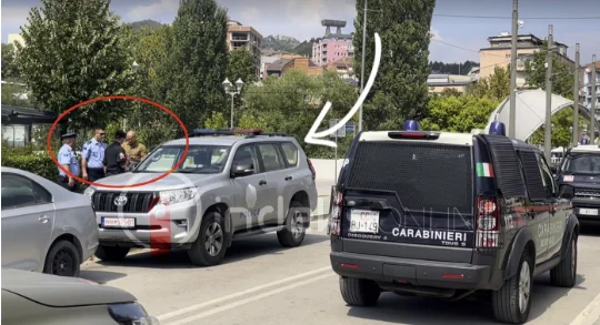 Tensione në urën e Ibrit: Karabinierët italian i kërkojnë policit të Kosovës ta largojë xhipin nga ura (VIDEO)