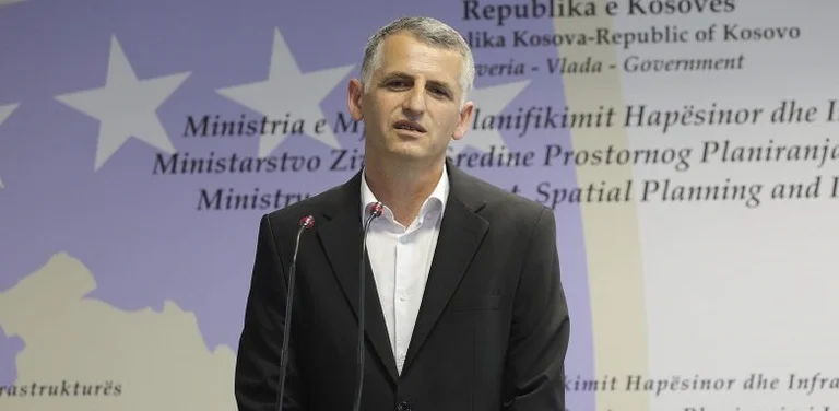 Tenderi 16 milionësh: Durmishi paradite i lëshon referenca kompanisë, pasdite ia përmend Prokurorinë