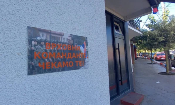 Në Veri shfaqen posterë të Vuçiq, “Komandant Suprem po të presim” – mediumi proqeveritar serb publikon pamje