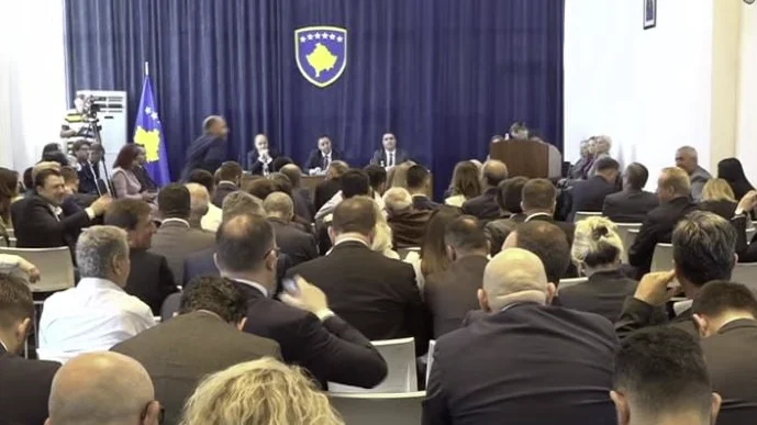 Vetëvendosje kundër rekomandimeve të BE-së, rrëzojnë propozimin e opozitës për t’i tërhequr tri Projektligjet nga Kuvendi