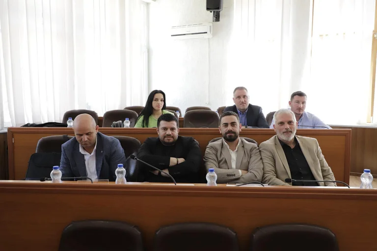 Personat në foto (asamblistë të VV) i lënë pa kulm mbi kokë 16 familje të Mitrovicës së Jugut
