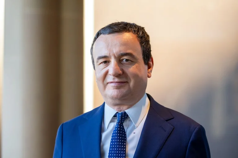 Në trevjetorin e qeverisjes, Kurti tregon se si po lufton korrupsionin, “harron” të përmend Martin Berishajn, rezervat shtetërore të Rozetës