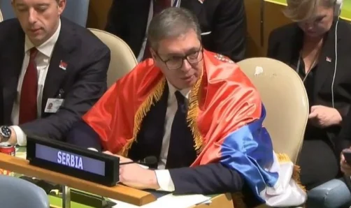 Vuçiqit i humbë “topi” pas votimit për Srebrenicën, mbështjellet me flamurin serb