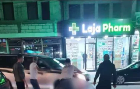 Arrestohet një person lidhur me plagosjen në Pejë, i dyshuari kryesor ende në arrati