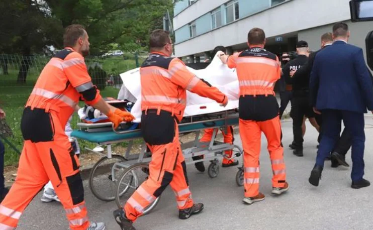 Dalin pamjet kur kryeministri i Sllovakisë dërgohet në spital, gjendja e tij është shumë e rëndë