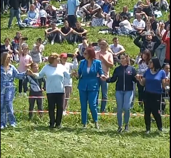 Punëtorët protestojnë para Qeverisë, zv/kryeministrja Emilija Rexhepi ia ‘krisë’ valles në livadh për 1 Maj