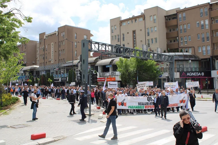 “Kurti paguan punëtorët në ambasada kah 7 mijë euro, neve as 7 cent”-Kryesindikalistët akuzojnë kryeministrin për mashtrim
