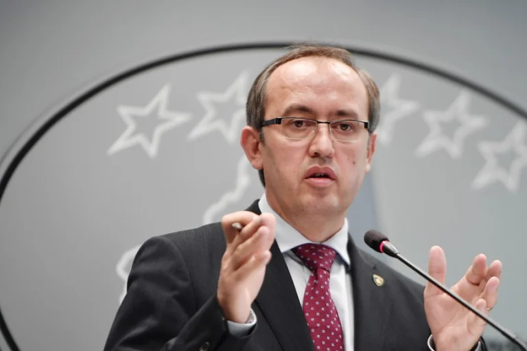 Avdullah Hoti shkarkon kryespiunin e Kosovës, shefin e AKI-së