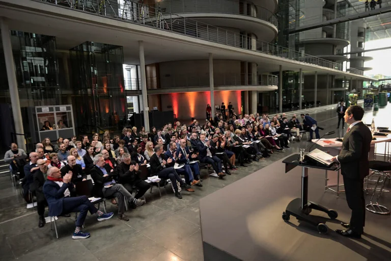 Kurti paralajmëron nga Berlini zgjidhje për Asociacionin dhe votim për lejimin e bashkëjetesës për personat e gjinisë së njëjtë